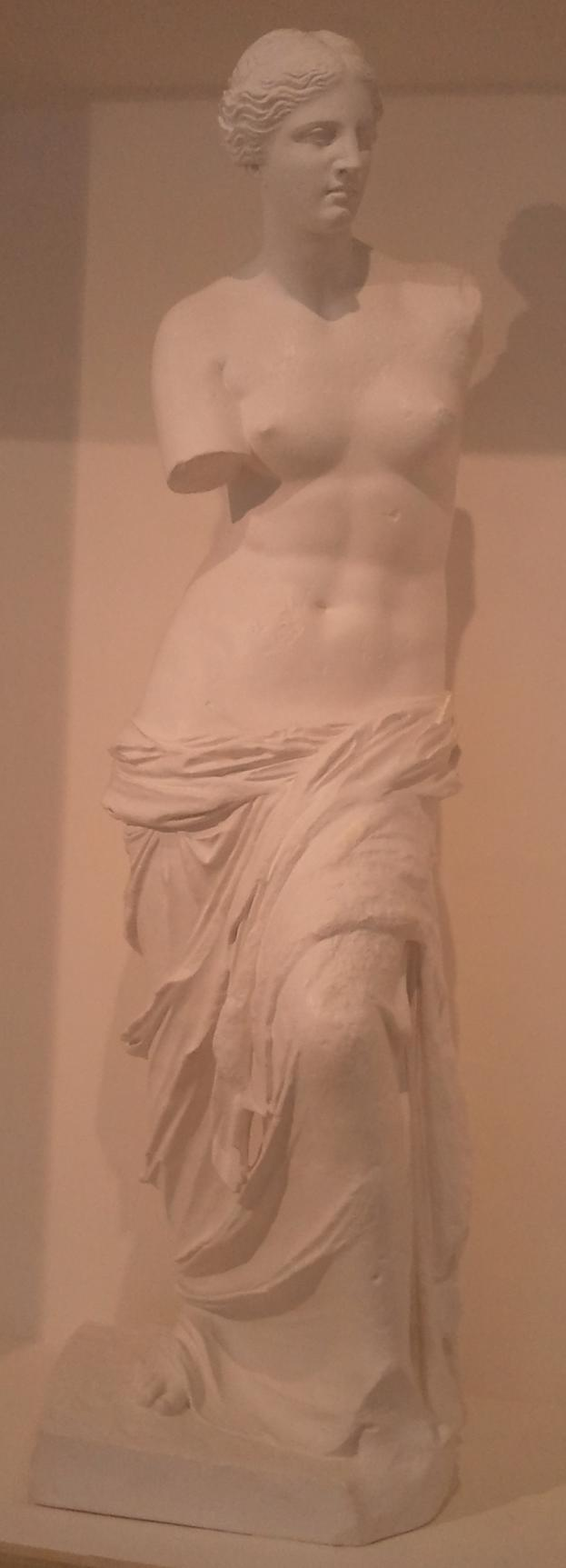 Sochy v budově B2 I. Venuše Mélská Paris, Musée du Louvre, Ma 399. Mramor, v. 2,02 m. Nalezena r. 1820 na řeckém ostrově Mélos ( JZ část souostroví Kyklady), získána pro krále Ludvíka XVIII.