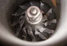 Typickými závadami turbodmychadel jsou převážně vniknutí cizího předmětu do kompresoru nebo nedostatečné mazání hřídele rotoru.