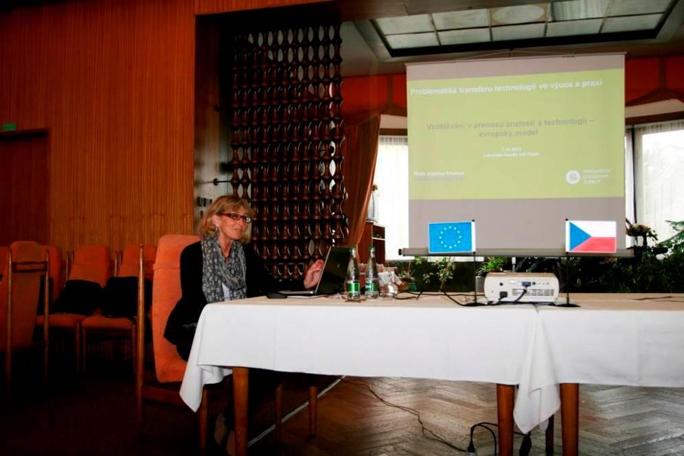 Dr. Čihařová přednesla přednášku o systému vzdělávání v oblasti transferu technologií