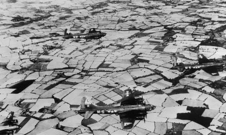 EVROPSKÉ BOJIŠTĚ 1942 1945 Svinský Schweinfurt To, s čím se setkalo 4. bombardovací křídlo, ale ještě nebylo ničím ve srovnání s hrůzami, jimž muselo čelit 1.