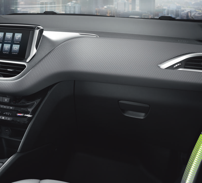 INTUITIVNÍ A VZRUŠUJÍCÍ ŘÍZENÍ Uvnitř nového vozu 208 najdeme ergonomicky řešené a velmi moderní místo řidiče Peugeot i-cockpit. Všechny funkce jsou dosah ruky a jejich obsluha je snadná a přirozená.