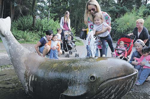 Nevěděla, co má dělat. Ze skupinky se oddělil kluk. Přišel k ní, pomohl jí sebrat pár jejích věcí, které byly rozházené kolem skříňky.