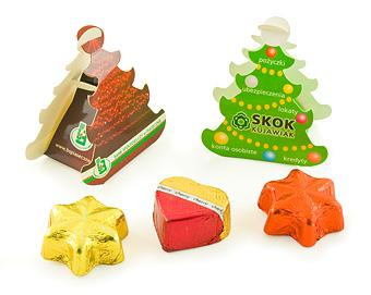 03.07 Malé čokoládky vo vianočnom obale 1ks ks belgických čokolád plnených rôznymi plnkami 15g dizajnom Rozmer: 66x55x35 mm Minimum: 250ks Cena: