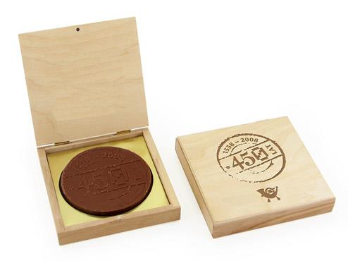 20 čokoládová medaila v drevenej krabici 275g 100m čokoládová medaila s možnosťou razby loga do čokolády Laser loga na krabičku