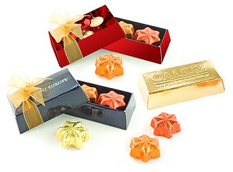 0314/MX čokoládové vianočné písmenká dekoračné čokoládové písmená M + X v darčekovej krabici s vlastnou potlačou k dispozícii mliečna, tmavá a biela