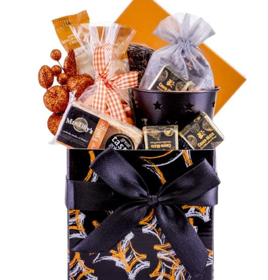 Darčekový kôš Oranžový Exkluzívny darčekový kôš s množstvom produktov, pre náročnejších čierny pomarančový čaj čokoládové lentilky figový koláč s mandľami karamelové