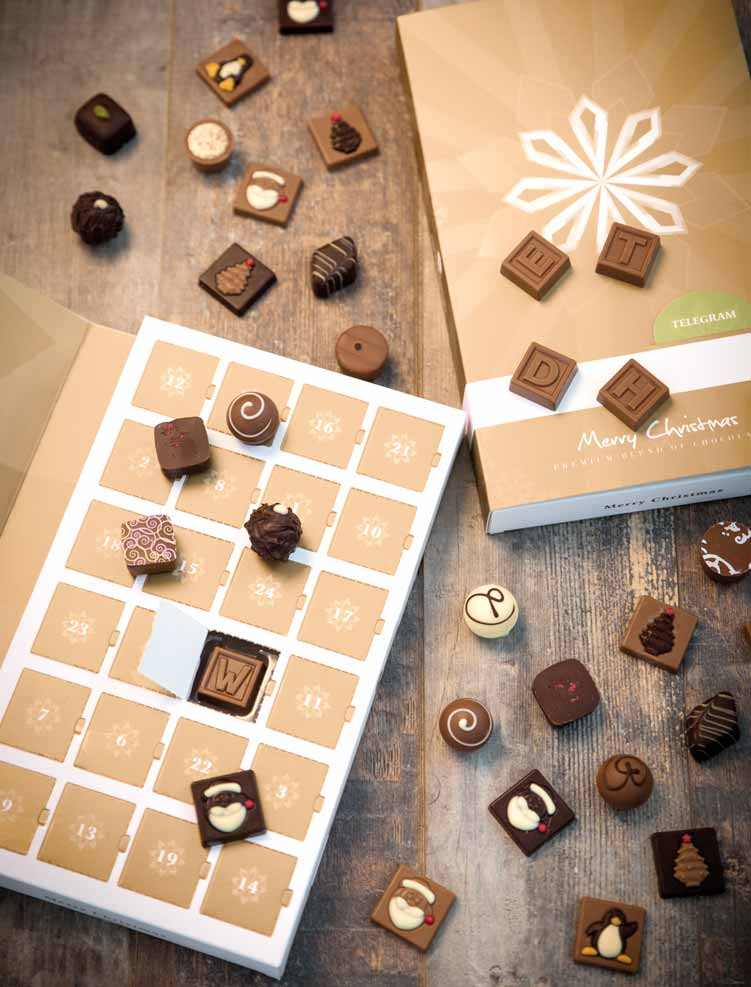 Adventný kalendár obsahuje 24 ručne vyrábaných čokoládiek, ktoré osladzujú každý deň očakávania sviatkov.