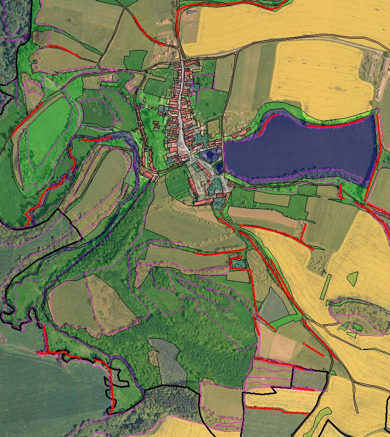 Obr. 4. Část mapového listu SMO Prachatice 2-4 s obcí Čichtice, kde je zobrazen překryv ortofotomapy z roku 2005 a mapy užití země z roku 1837.