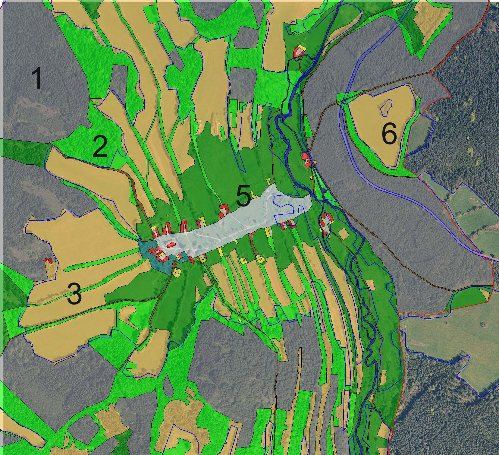 Obr. 6. Část obce Frantoly (hranice obce červeně) na mapovém listu SMO-5 Volary 3-0. Stav v roce 2005 je znázorněn podkladovým leteckým snímkem.