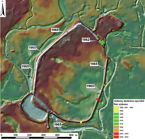 výzkumy opevnění Výzkumy opevnění Centrální část Realizace výzkumů destrukce opevnění Pohanska nebyla záležitostí pravidelnou. Až do roku 2005 byly provedeny čtyři výzkumné kampaně (Obr. 59).