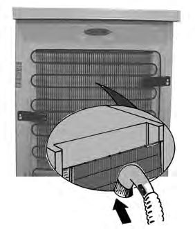 60202016.book Page 154 Friday, December 14, 2007 4:30 PM ÚDRŽBA A ČIŠTĚNÍ Pravidelně vysavačem nebo kartáčem čistěte větrací mřížky a kondenzátor umístěný na zadní stěně spotřebiče.