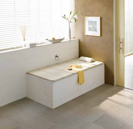 PÿÕSLUŠENSTVÕ DEKORACE LILIE S dekorem LILIE, navrženým známým designérským studiem Phoenix Design, Stuttgart/Tokio, můžete i Vy propůjčit své koupelně jistou zvláštnost.