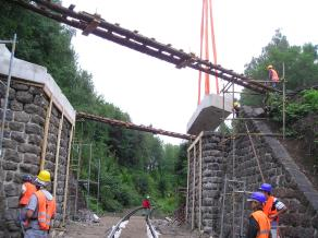 obr. 1 Celkový pohled na mostní opěry obr. 2 Příčný úložný práh s kotevními otvory 1.