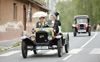 FOCUS SUR L INDUSTRIE AUTOMOBILE ZAOSTŘENO NA AUTOMOBILOVÝ PRŮMYSL PARC AUTOMOBILE TCHÈQUE EN CROISSANCE ET EN VIEILLISSEMENT Le nombre de véhicules particuliers immatriculés en République tchèque a