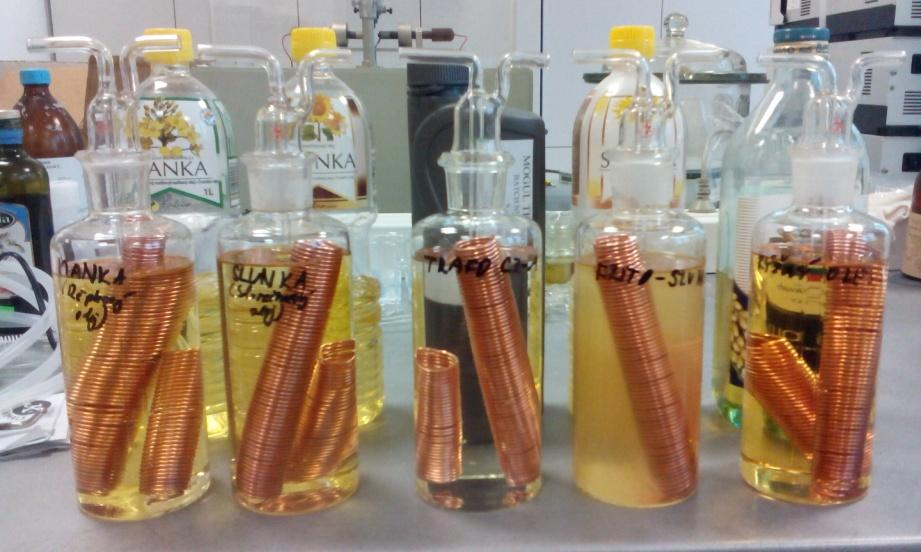 Obr. 25: Promývací baňky naplněné oleji a měděným drátem, zleva: řepkový olej, slunečnicový olej, TRAFO-CZA, FRITO a rýžový olej.