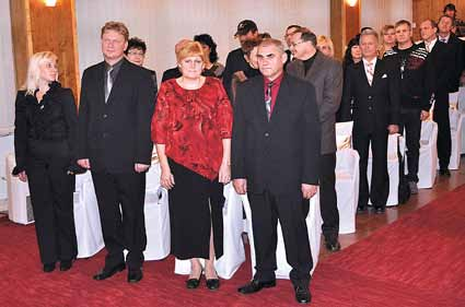 2 / SPRAVODAJSTVO MESTSKÉ NOVINY v 2. DECEMBRA 2011 Svoje áno si pripomenulo 19 manželských párov DOKONčENIE Z 1.