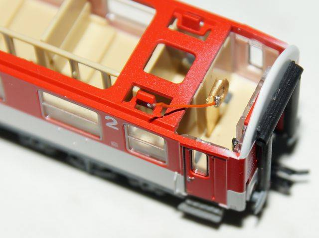 Tillig modely majú pripravené pliešky, ktoré vedú spod sedadiel. Na ne je potrebné prispájkovať prepojovací káblik a následne pliešky ohnúť tak, aby neprekážali pri osadzovaní osvetlenia.