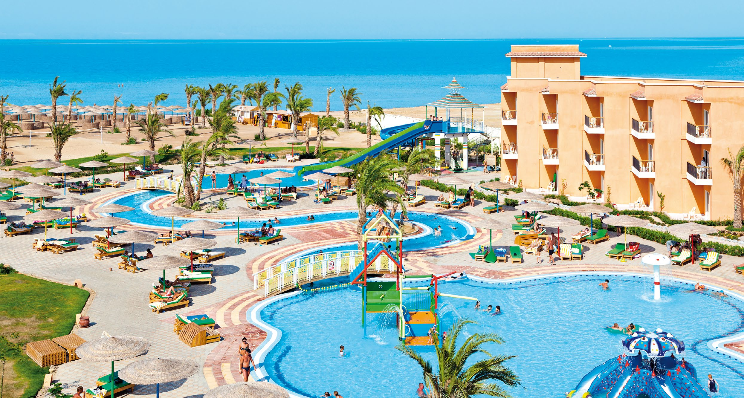 HURGHADA ~ EGYPT 9 obľúbený hotel od 312 Sunny Beach Resort HOTELOVÝ KOMPLEX Naša mienka: Populárny hotelový komplex Three Corners Sunny Beach Resort s aquaparkom a palmami lemovaným areálom sa