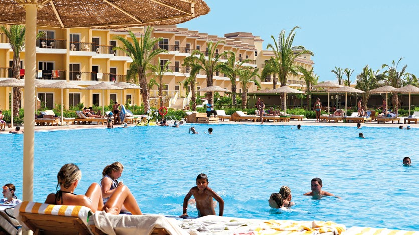 Poloha: v udržiavanej exotickej hotelovej záhrade pri vlastnej pláži s mólom medzi letoviskami Hurghada a El Gouna cca 8 km od El Gouny 12 km od letiska v Hurghade Ubytovanie: priestranné a vkusne
