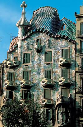 Pro představu typické modernistické architektury si představíme jméno secesního architekta Antonia y Cornet Gaudí, které je známé po celém světě.