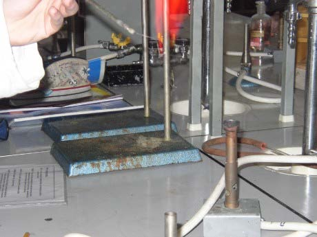 Plamenové zkoušky Vzorek se nanese na platinový drátek a umístí se do nesvítivé části plamene plynového