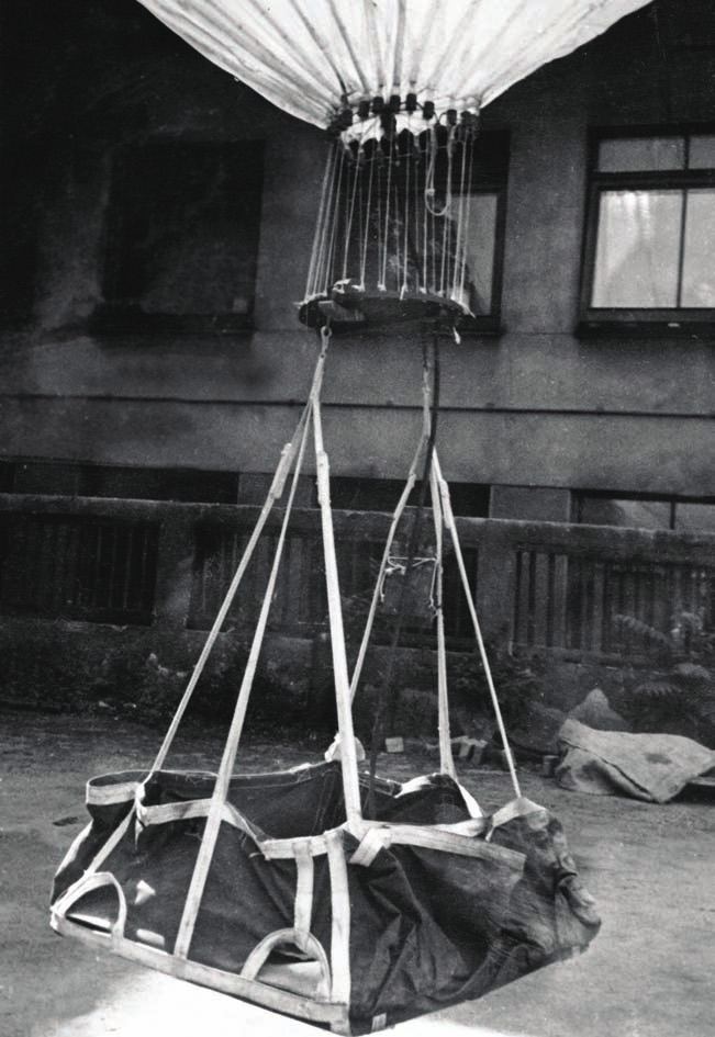 NA FRONTĚ STUDENÉ VÁLKY Československo 1948 1956 Unikátní výstava o agentech-chodcích (kurýrech), kteří přes tehdy vznikající železnou oponu přepravovali důležité informace a materiály, byla Smrt na