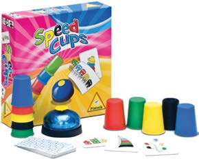 Každý hráč dostane 5 barevných kalíšků a jeho úkolem je co nejrychleji poskládat tyto kalíšky podle úlohy na kartičce.