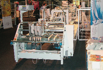 Technologie Svět tisku 11/2007 44 lepidla, přičemž tato lepící jednotka je obvykle umístěna také před skládací sekcí, ale trysky mohou být instalovány kdekoliv ve stroji, neboť jsou k jednotce