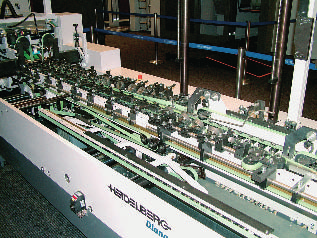 Svět tisku 11/2007 45 Technologie Jak se dostanete provádění této speciální ražby (tolerance ±1 mm) ve vysoké rychlosti a bez narušení povrchu obalových přířezů.
