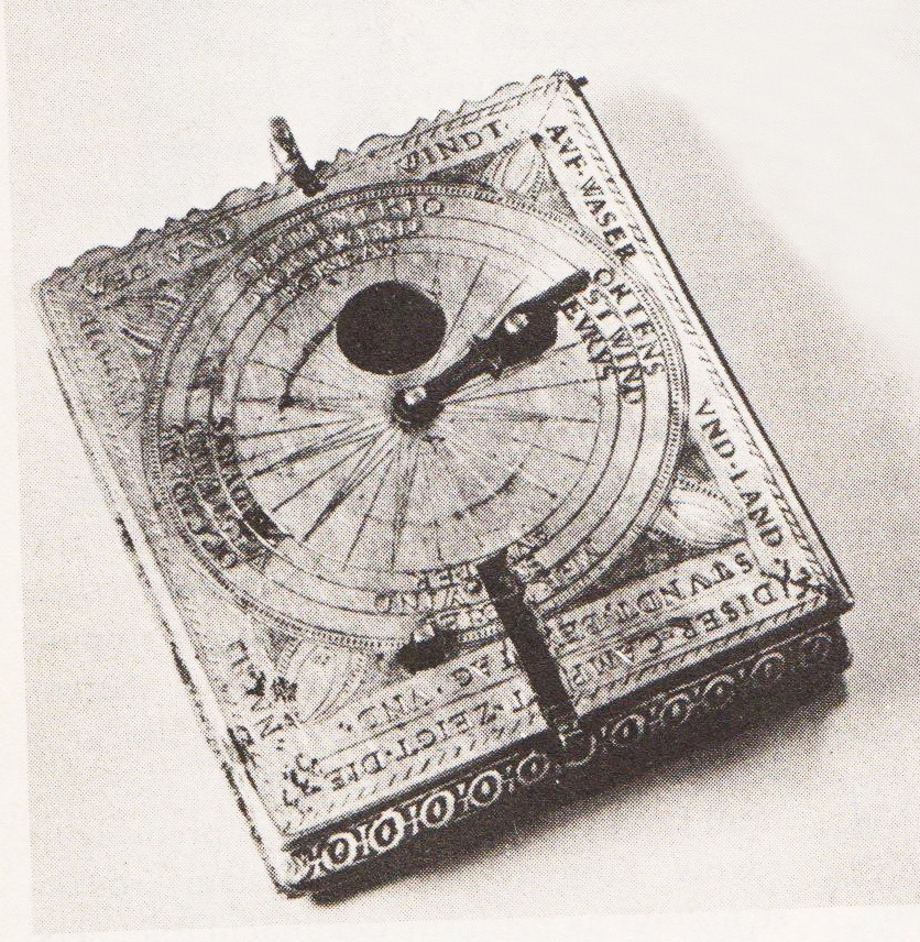 Pro měření se jen prstenec nastavil do polohy příslušného měsíce a sluneční paprsek se nechal projít otvorem. První zmínky o tomto tvaru hodin jsou z roku 1500.