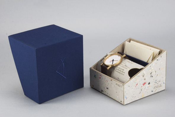 Krabička ve složeném stavu tvoří kostku 10 cm x 10 cm x 10 cm.