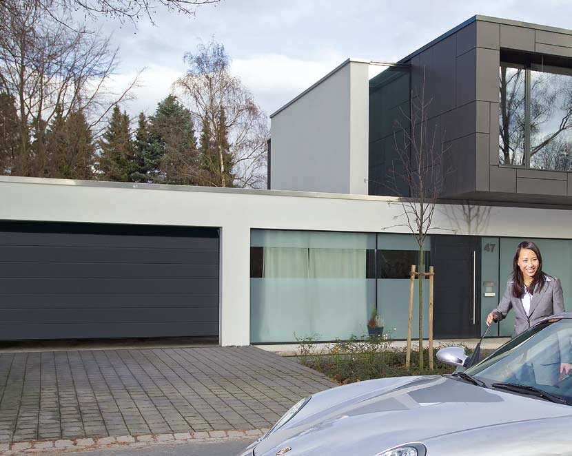 Tip K mnoha garážovým vratům Hörmann dostanete kromě vedlejších dveří se stejným vzhledem i vysoce kvalitní, vzhledově sladěné hliníkové domovní dveře, například s povrchem Titan Metallic, podobným