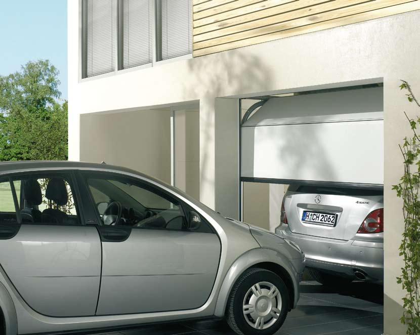 Úspora místa Sekční vrata se otvírají svisle a jsou úsporně uložena pod stropem. Díky tomuto konstrukčnímu principu nabízejí maximum místa v garáži i k parkování před garáží.