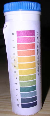 Obr. 33 Universální indikátorové papírky s barevnou stupnicí C) Stanovení ph (ph-metrem) Princip ph metr nám slouží k přesnějšímu změření ph půdního výluhu.