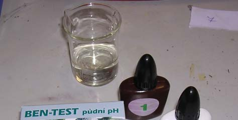 Postup Odebraný vzorek půdy se nasype do přiložené kádinky (do výše cca 1 cm), zalije se do ¾ destilovanou vodou, přidá se 10 kapek roztoku č.1 (hnědá lahvička) a promíchá se.