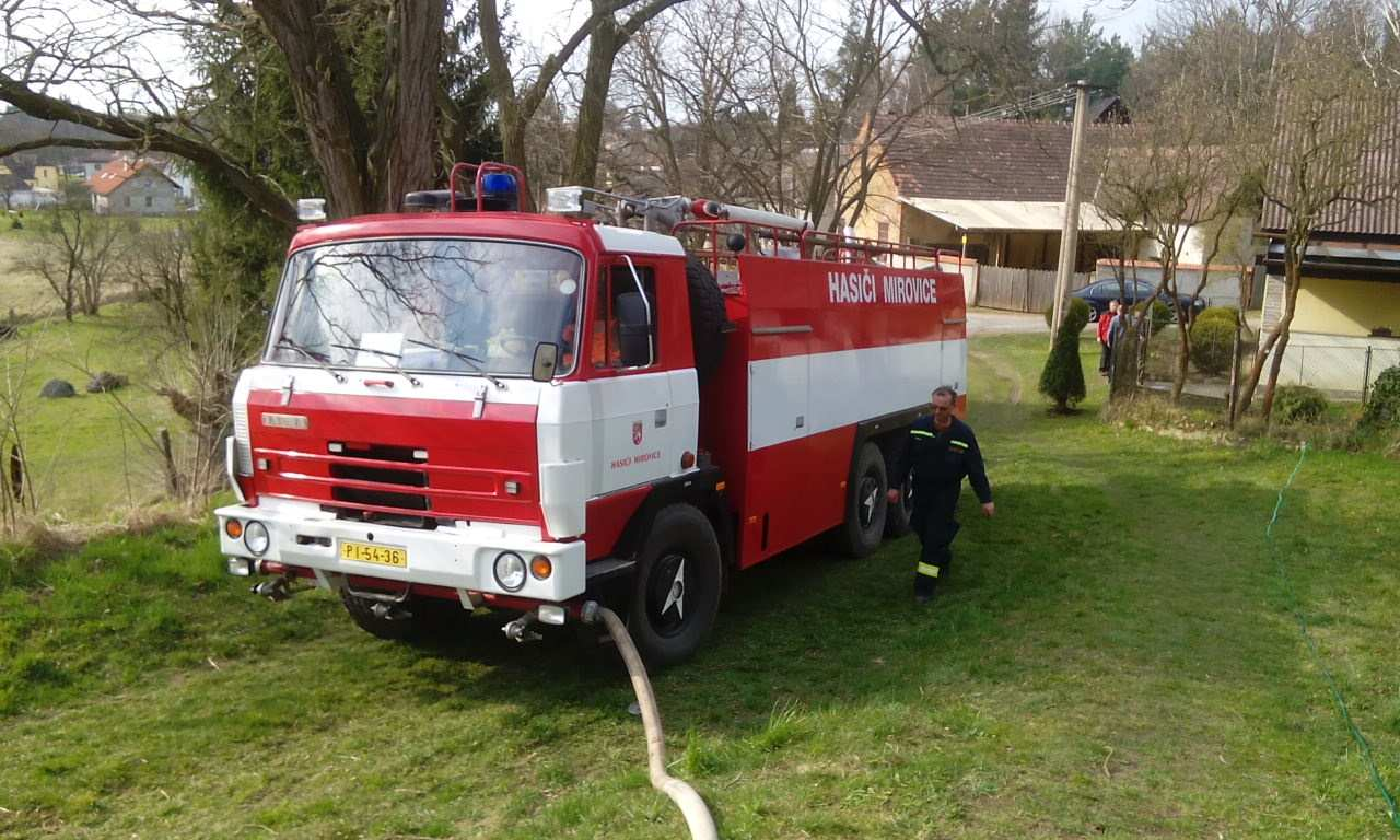 lesní hrabanky do katastru obce Šerkov, les Na zeleném. Na místo vyjela jednotka s CAS 32 Tatra 815.