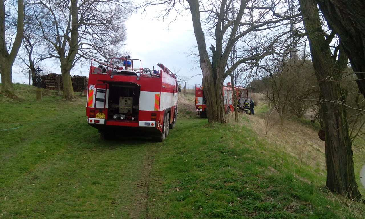 40 m. Jednotka doplňovala vodu do CAS HZS Milevsko a prováděla hašení pomocí otočné proudnice. 11.