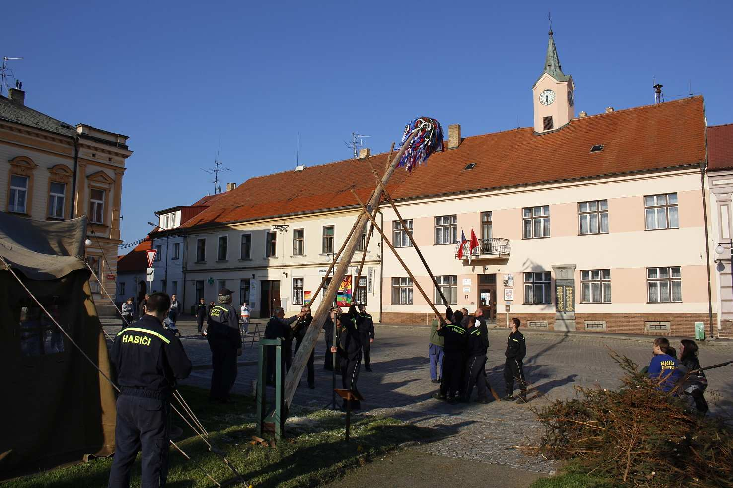 Mladí hasiči Mladí hasiči se v měsíci dubnu začali po zimní přestávce opět připravovat na