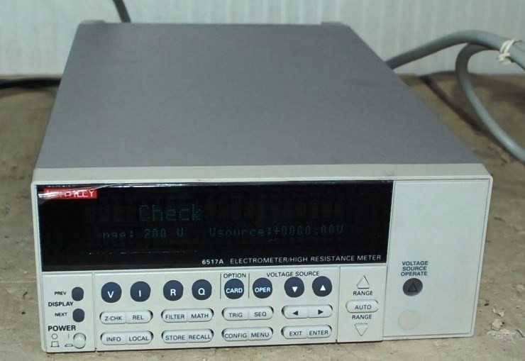 rozhraními GPIB a RS- 232. Pomocí těchto rozhraní lze elektrometr Keithley 6517A ovládat na dálku zasíláním SCPI příkazů.