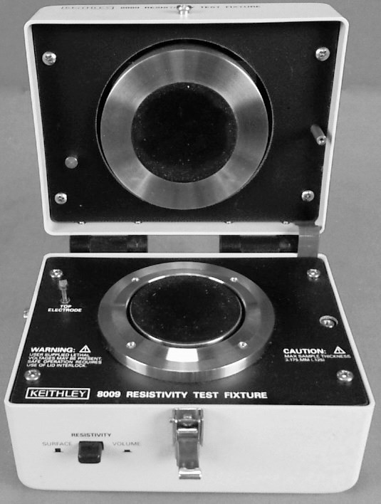 Parametry elektrod a vzorku: průměr měřicí elektrody d 1=50,8 mm, vnitřní průměr stínící elektrody d 2=53,975 mm, vzdálenost mezi elektrodami g =3,175 mm, průměr vzorku musí být minimálně 63,5 mm a