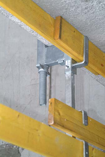 K zajištění ochrany volného okraje u hotových konstrukcí se nejčastěji používá šroubová svorka. Tu lze jednoduše a pevně přichytit k okraji stropů a průvlaků až do tloušťky 47 cm.