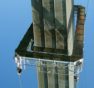 TITAN Závěsné lávky Závěsné lávky jsou moderní zdvihací zařízení určené pro práce na fasádách budov.