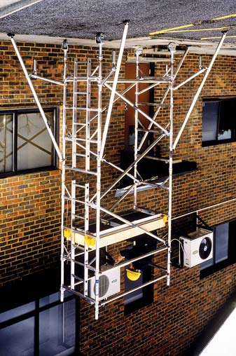 Součástí pojízdných věží BoSS jsou všechny důležité bezpečnostní prvky, jako jsou rámy s integrovanými žebříky, zarážky podlážek a stabilizátory.