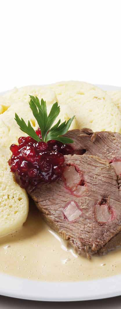Svíčková na smetaně s houskovými knedlíky, brusinky - Czech specials Sirloin in cream sauce, bread dumplings, cranberries - Czech specials Lendenbraten mit Rahmsauce und