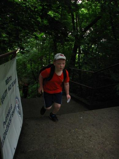 Běh do hostibejckých schodů 2014 Ve středu 4. června 2014 se uskutečnil pod záštitou Klubu českých turistů a Asociace turistických oddílů mládeže v pořadí již 17. ročník Běhu do hostibejckých schodů.