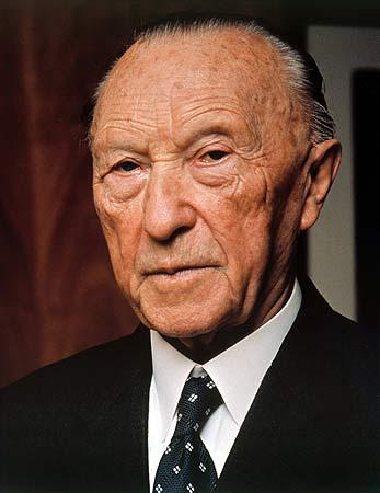 2013) Obrázek 7 Walter Ulbricht již jako generální tajemník SED (1961) Zdroj: http://fredkempe.