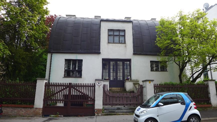 Adolf Loos začíná stavět rodinné domy a vily ve