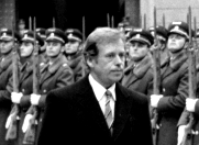 8 chyby, byly chyby lidí a ne základních myšlenek socialismu. Nevidím ani dnes ve světě lepší základní myšlenky, základní orientace. Proto jim zůstanu i nadále věrný.