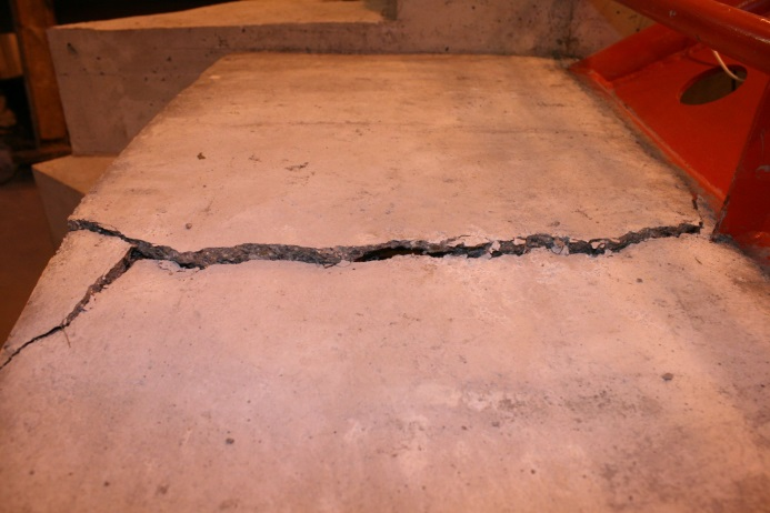 Nahodilé zatížení v hodnotě 4 knm -2 bylo aplikováno přidáním betonových bloků a cylindrických závaží na desku mostovky.