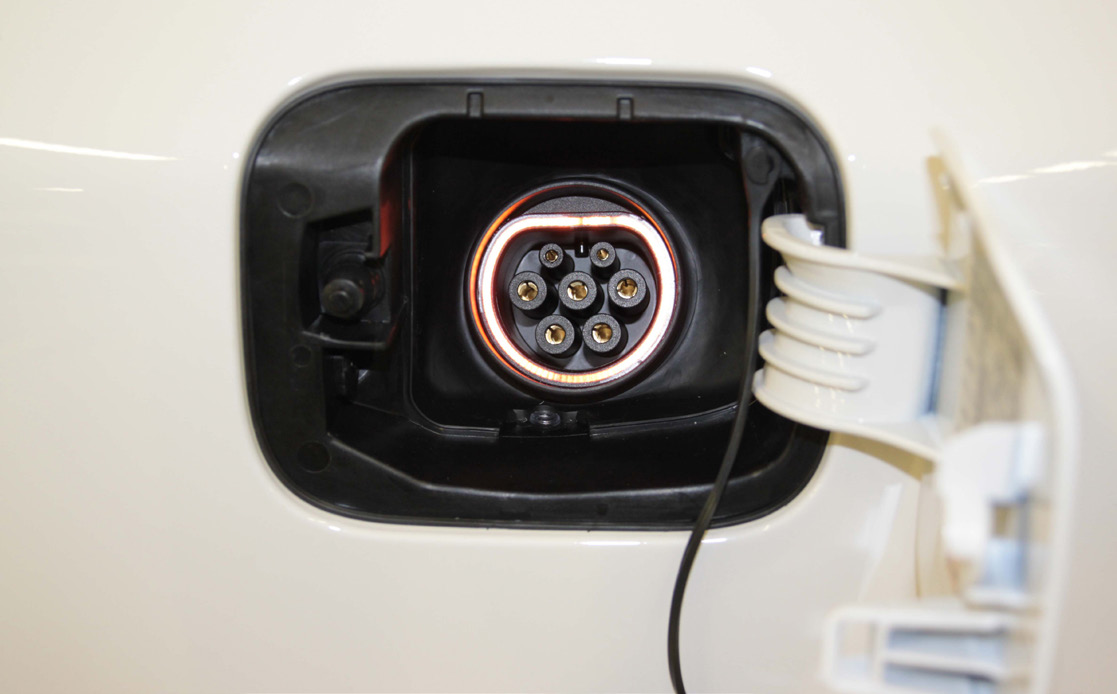 Odpojení nabíjecího kabelu od vozidla vozidlo zamknout, následně odemknout (klíčem nebo dálkovým ovladačem ), tím se na vozidle